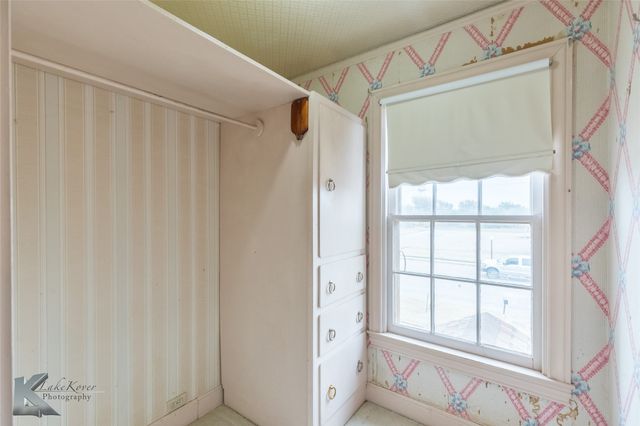 341 N 3rd Avenue, Munday, TX 76371