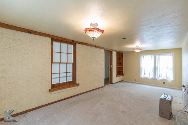 341 N 3rd Avenue, Munday, TX 76371