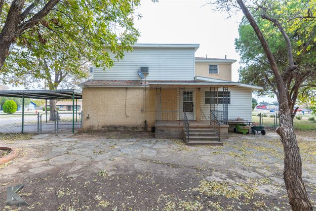 341 N 3rd Avenue, Munday, TX 76371