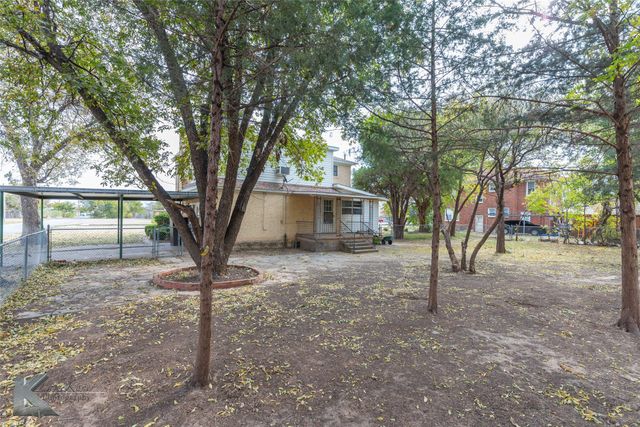 341 N 3rd Avenue, Munday, TX 76371