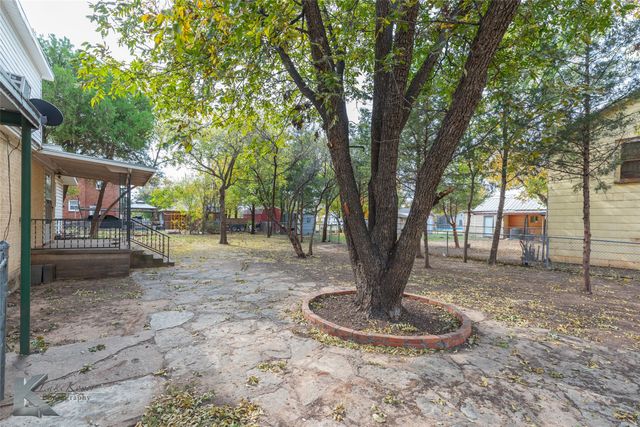 341 N 3rd Avenue, Munday, TX 76371