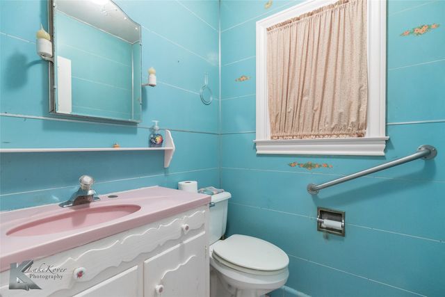 341 N 3rd Avenue, Munday, TX 76371