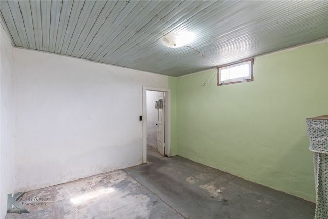 341 N 3rd Avenue, Munday, TX 76371