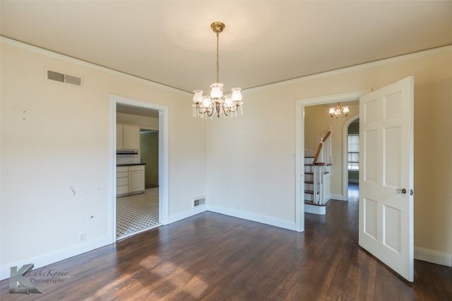 341 N 3rd Avenue, Munday, TX 76371