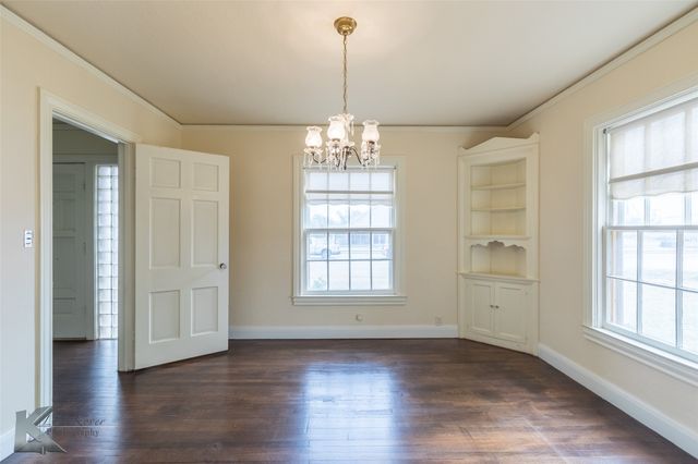 341 N 3rd Avenue, Munday, TX 76371