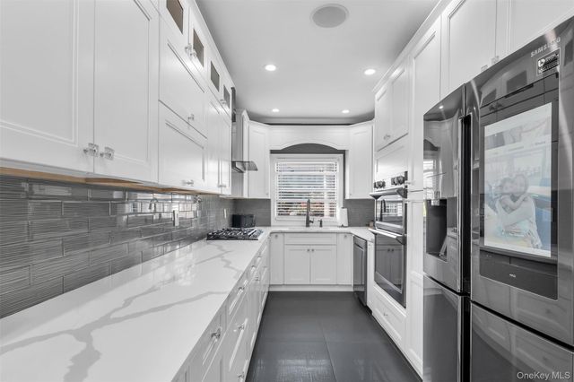 261 Central Avenue D1, Lawrence, NY 11559
