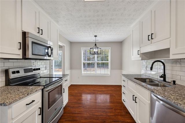 716 Manor Ridge Drive, Loganville, GA 30052