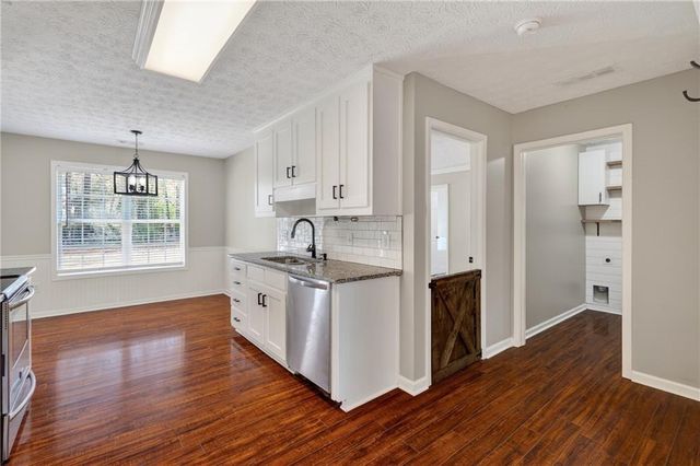 716 Manor Ridge Drive, Loganville, GA 30052