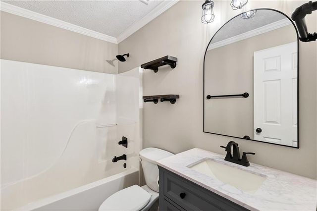 716 Manor Ridge Drive, Loganville, GA 30052