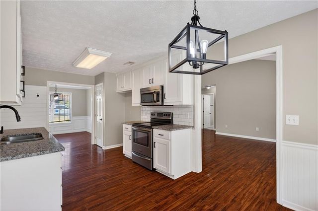 716 Manor Ridge Drive, Loganville, GA 30052