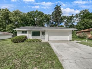 29743 Chelmsford Road, Southfield, MI 48076