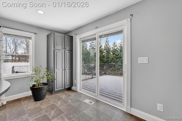 10086 Oakhill Road, Holly, MI 48442