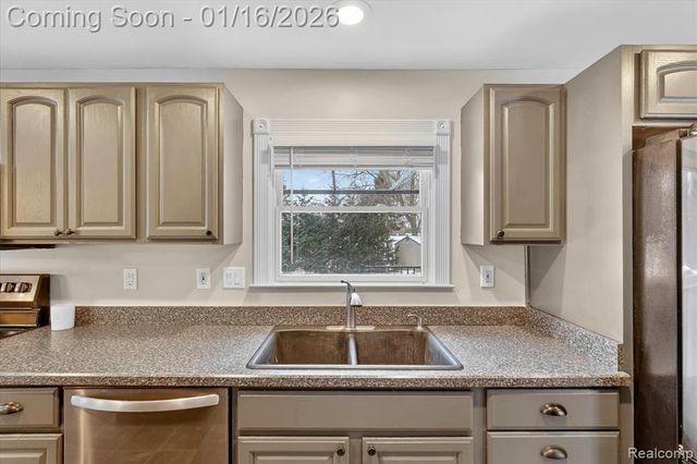 10086 Oakhill Road, Holly, MI 48442