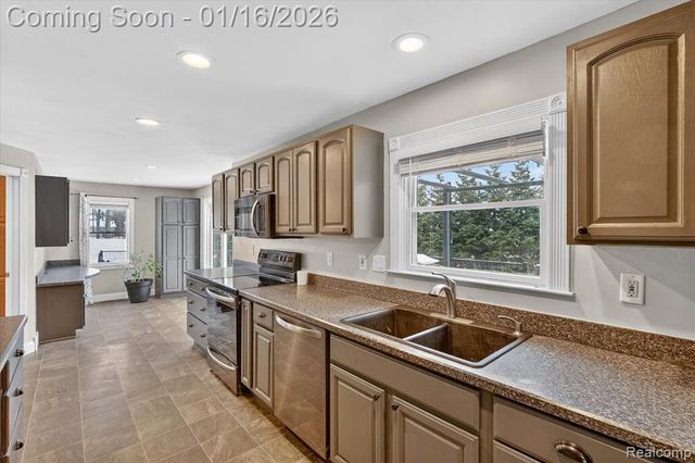 10086 Oakhill Road, Holly, MI 48442