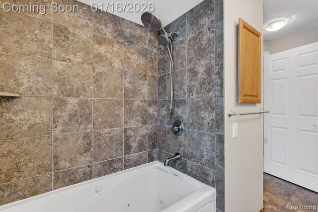 10086 Oakhill Road, Holly, MI 48442