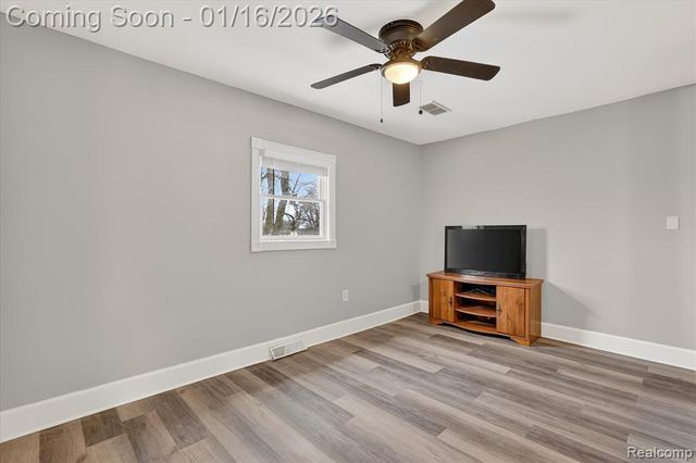 10086 Oakhill Road, Holly, MI 48442