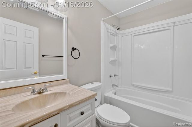 10086 Oakhill Road, Holly, MI 48442