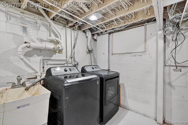 10086 Oakhill Road, Holly, MI 48442