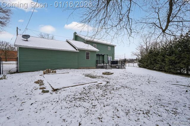 10086 Oakhill Road, Holly, MI 48442