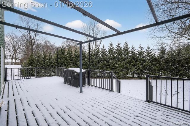 10086 Oakhill Road, Holly, MI 48442