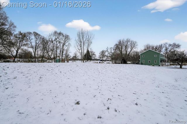 10086 Oakhill Road, Holly, MI 48442