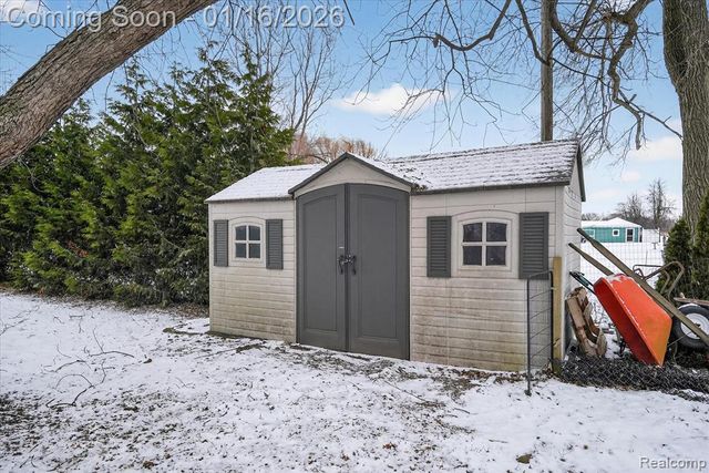 10086 Oakhill Road, Holly, MI 48442