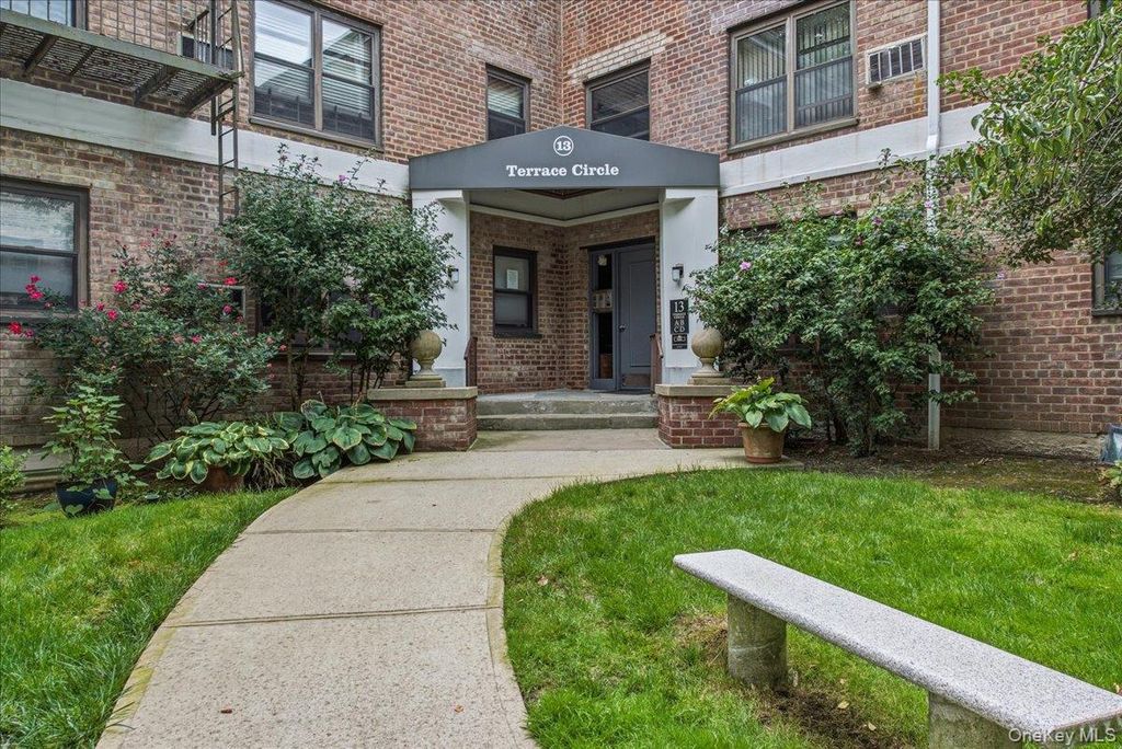 13 Terrace Circle 2B, Great Neck, NY 11021 — photo 2