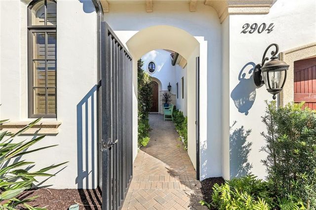 2904 Tiburon BLVD E, Naples, FL 34109