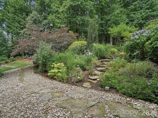 300 Pinnacle Peak Lane, Flat Rock, NC 28731