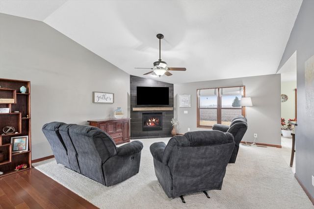 1008 W Scott Street, Eldridge, IA 52748