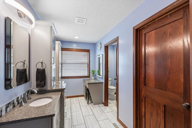 1008 W Scott Street, Eldridge, IA 52748