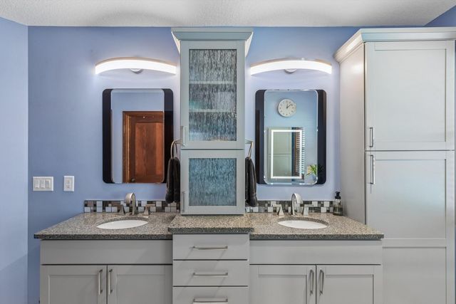 1008 W Scott Street, Eldridge, IA 52748