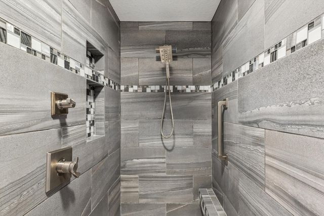 1008 W Scott Street, Eldridge, IA 52748