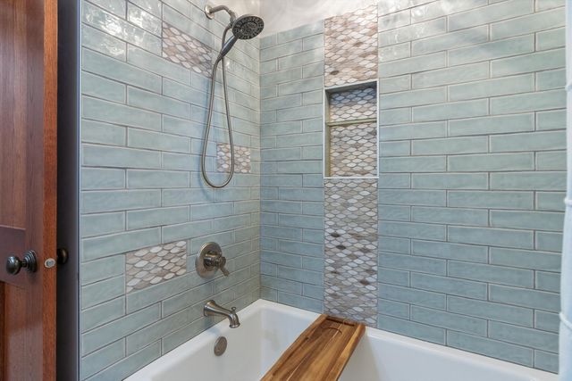 1008 W Scott Street, Eldridge, IA 52748