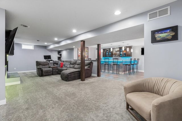 1008 W Scott Street, Eldridge, IA 52748