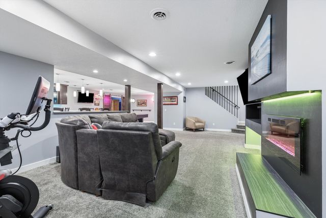 1008 W Scott Street, Eldridge, IA 52748