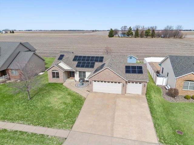 1008 W Scott Street, Eldridge, IA 52748