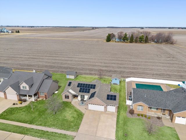 1008 W Scott Street, Eldridge, IA 52748