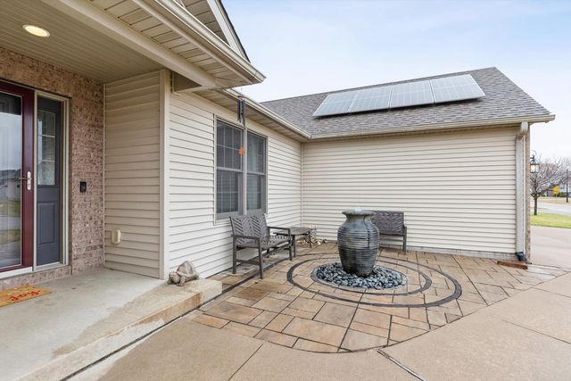 1008 W Scott Street, Eldridge, IA 52748