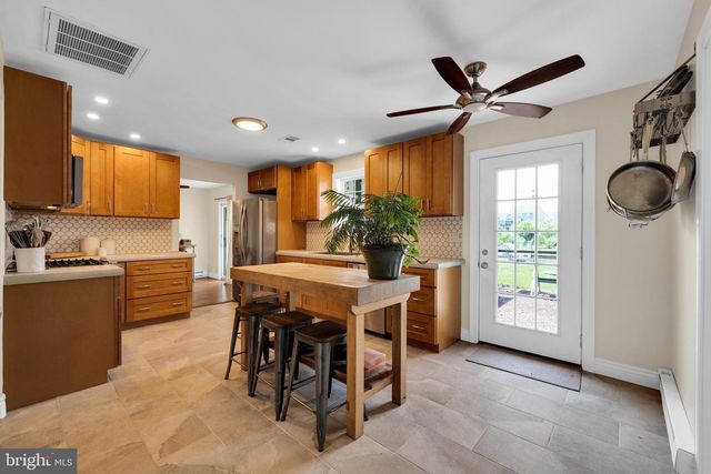 4 SUNSET DR, Douglassville, PA 19518