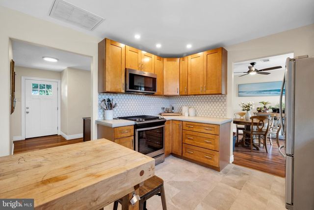 4 SUNSET DR, Douglassville, PA 19518