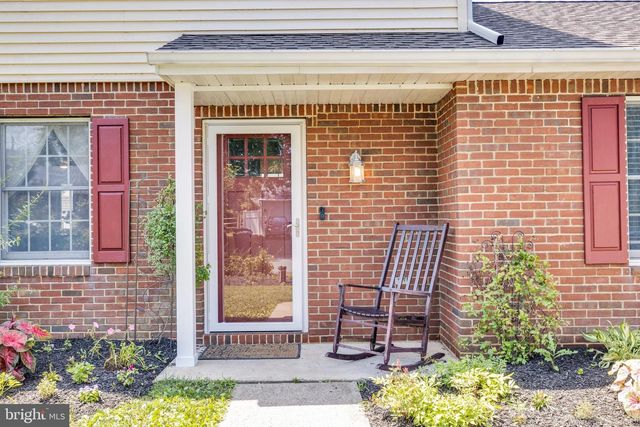 4 SUNSET DR, Douglassville, PA 19518