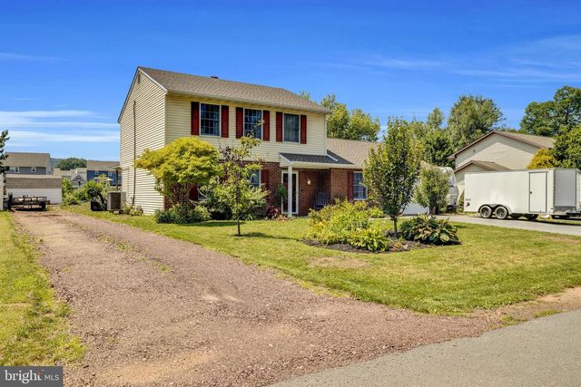 4 SUNSET DR, Douglassville, PA 19518