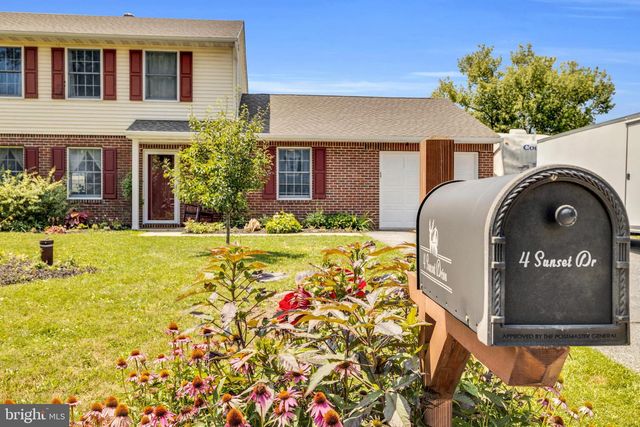 4 SUNSET DR, Douglassville, PA 19518