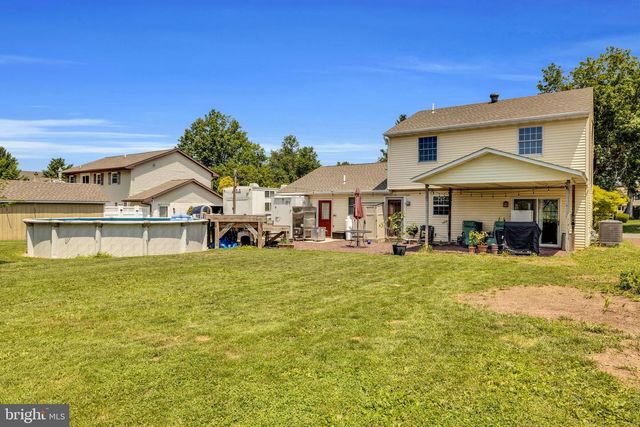 4 SUNSET DR, Douglassville, PA 19518