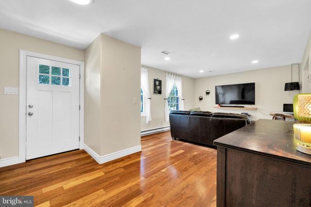 4 SUNSET DR, Douglassville, PA 19518