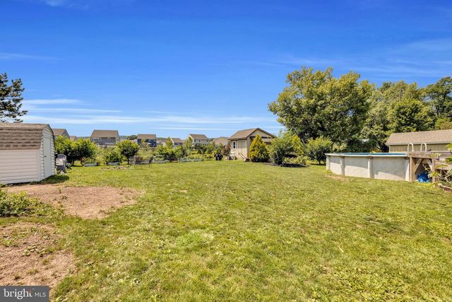 4 SUNSET DR, Douglassville, PA 19518