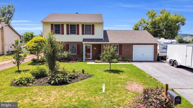 4 SUNSET DR, Douglassville, PA 19518