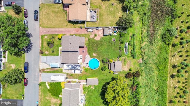 4 SUNSET DR, Douglassville, PA 19518