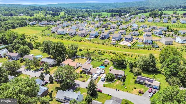 4 SUNSET DR, Douglassville, PA 19518